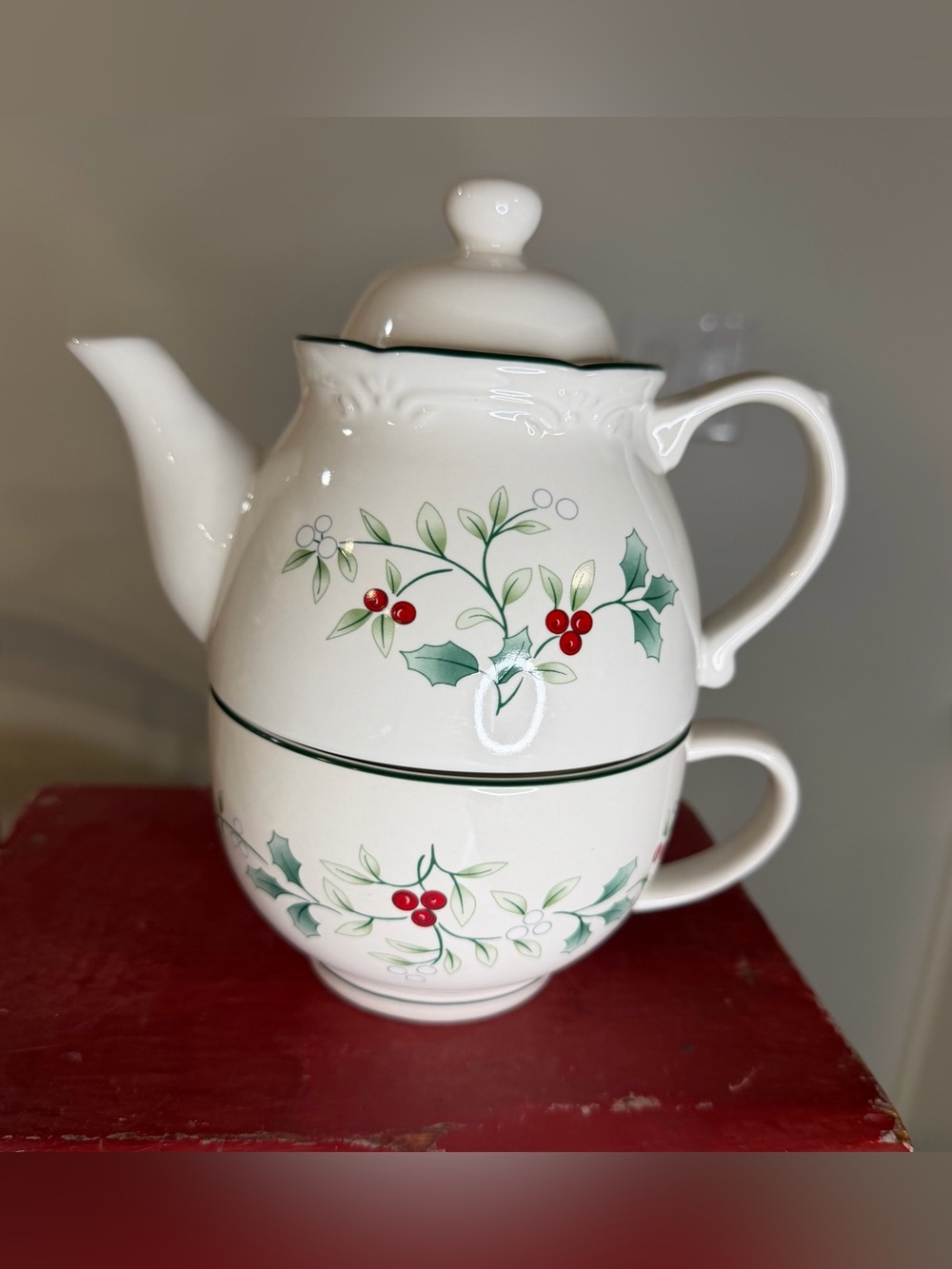 Pfaltzgraff Winterberry sculpted tea for one - set- stackable tea cup& pot